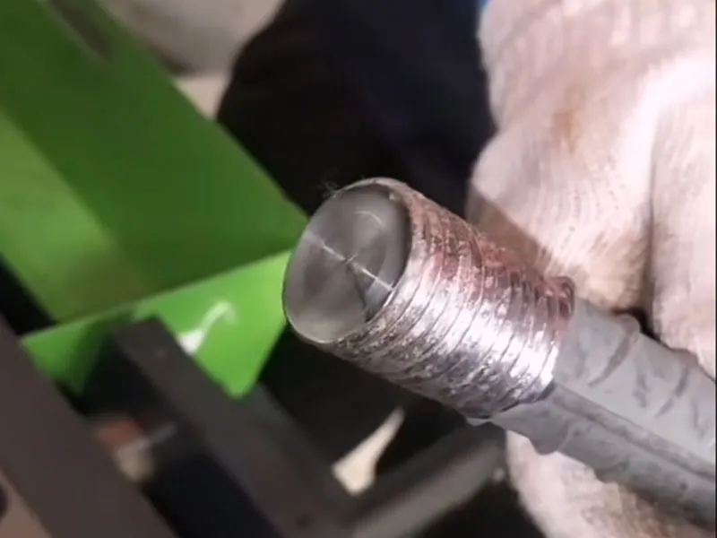 Filetage de barre d'acier refoulée