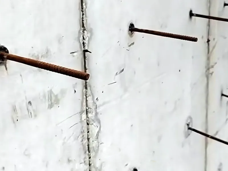 Les murs hauts et à parois minces subissent une pression latérale extrêmement élevée, et les tirants de coffrage sont le moyen le plus efficace d'y résister.
