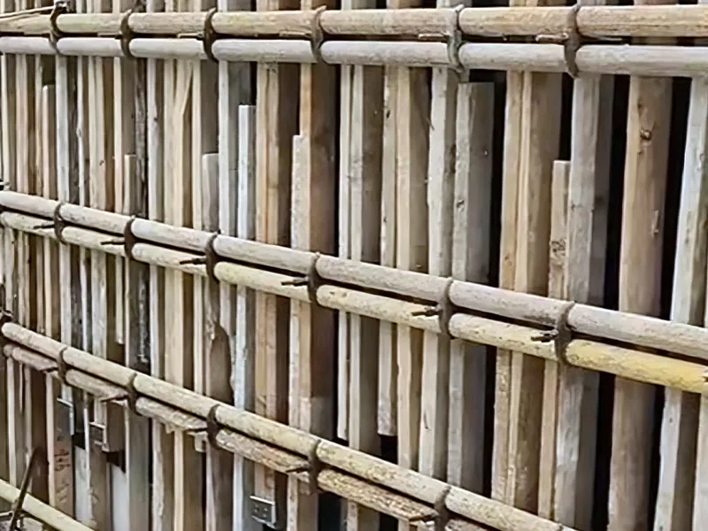 Les poteaux de cadre de grande section et les têtes de pieux utilisent généralement des tiges de liaison de coffrage pour renforcer l'intégrité des cerces de colonne et empêcher le gonflement du coffrage.